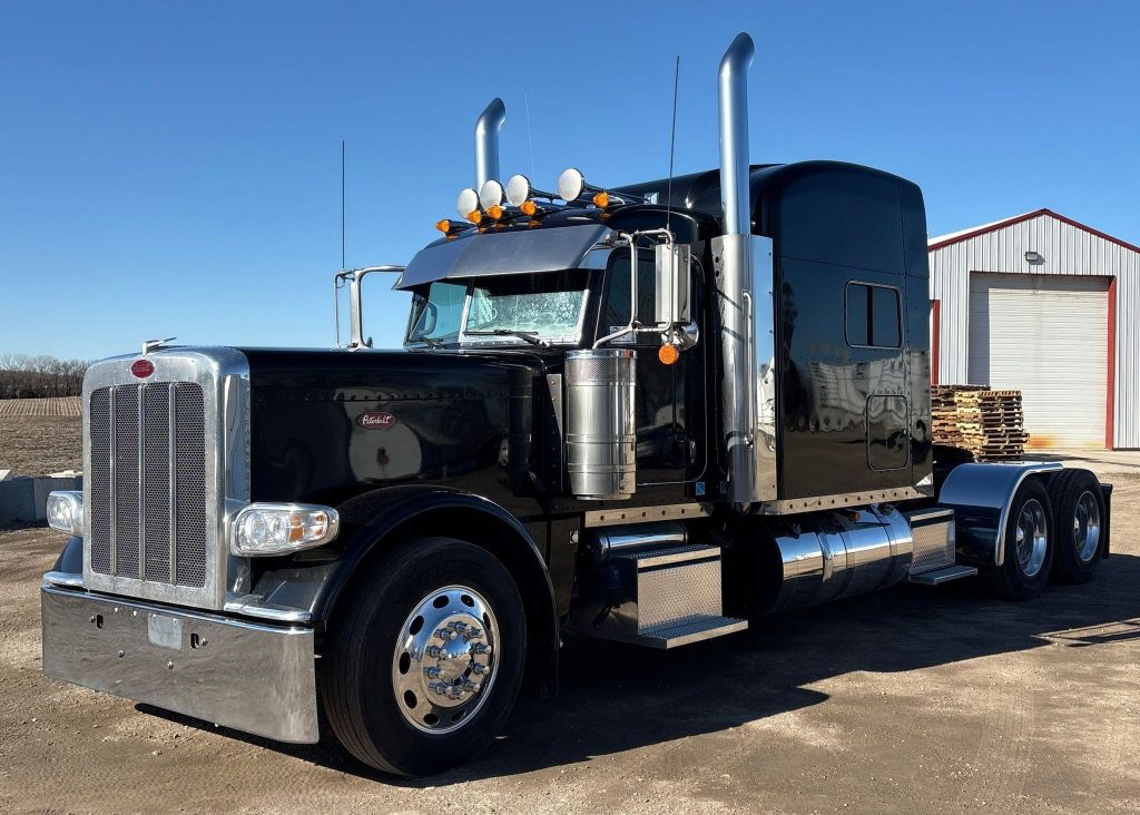 2022 Peterbilt 389 semi truck